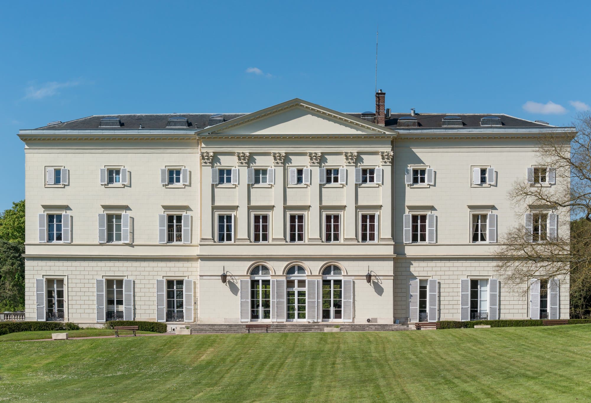 HEC Paris campus